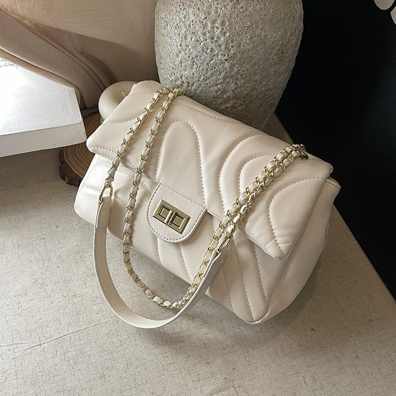 

Модная текстурная цепочка маленькая квадратная сумка женская новая нишевая дизайнерская универсальная сумка через плечо и мессенджер сумка для通勤