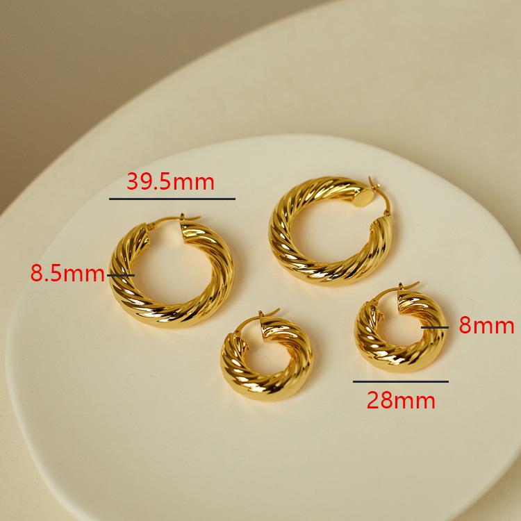 18K Gold U-Shaped Dangle Earrings with Hemp Rope Pattern