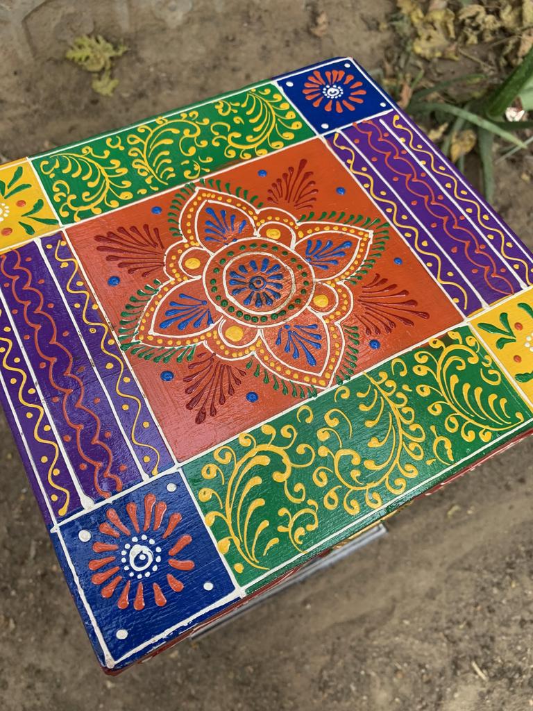 Handbemalte hölzerne Chowki Sockeltisch | Indischer Volkskunst Statuenständer