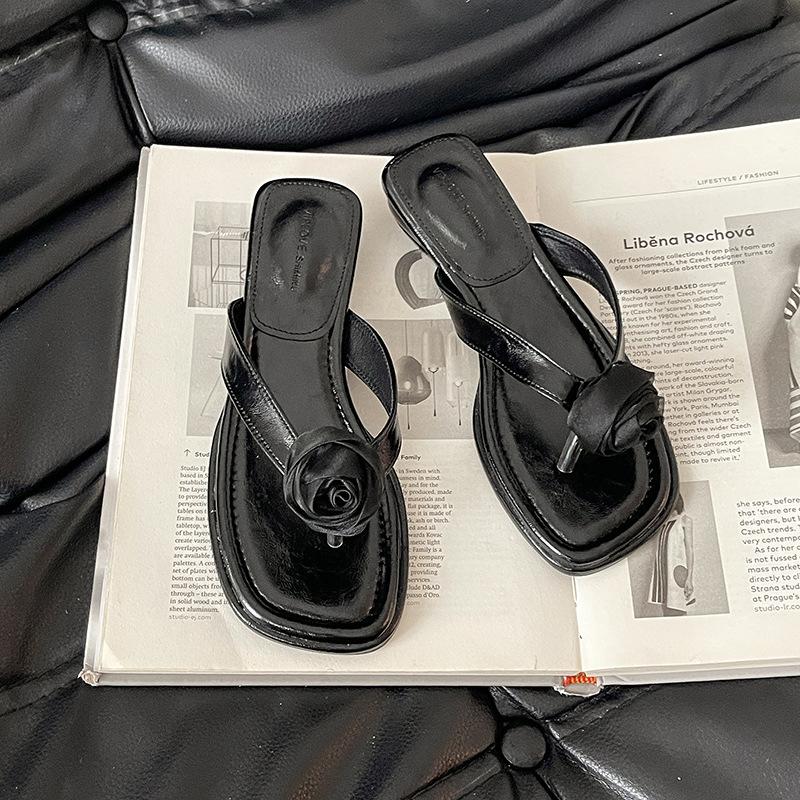 

Французские ретро изысканные шлепанцы с закрытым носком и цветочным декором, женские, 2025 лето, новая коллекция, универсальные сандалии, шлепанцы 35