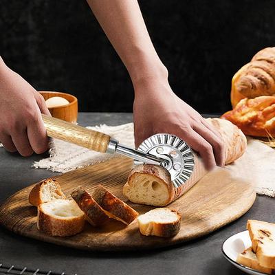 Kolečko na krájení pizzy s vroubkovanou hranou Váleček na těsto na těstoviny s dřevěnou rukojetí Nástroj na tvarování ravioli Váleček na těsto na knedlíky