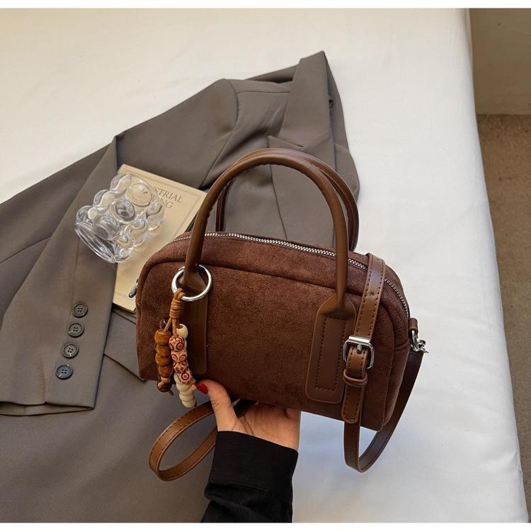 Vintage matte handbag women's 2025 new niche bowling pillow bag commuter shoulder messenger bag