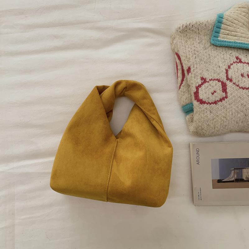 Hand-held Cloud Bag with Pleated Design, Featuring A Sophisticated and Simple Style of Handbag.