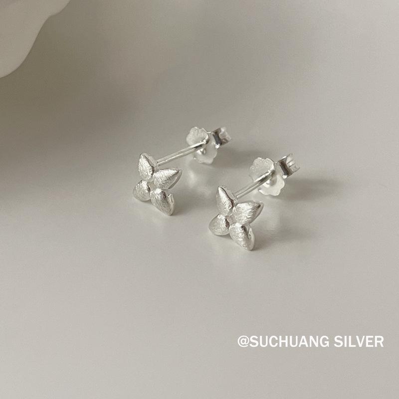 Su Chuang S925 Sterling Silver Four-Leaf Brushed Stud Earrings for Women - High-End Cool Style, Versatile Jewelry.