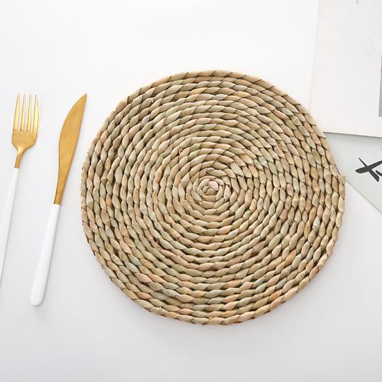 Table Placemat Wear-resistant Handwoven Cattail Grass Placemat Heat Resistant Table Mat for Home Decoration