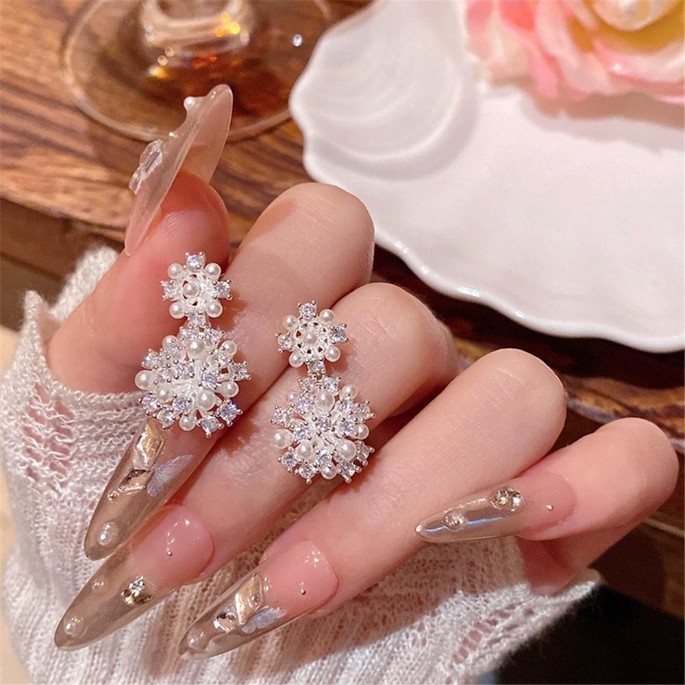 

Charm Female Small White Zircon Snowflake Stud Earrings Vintage Silver Color Wedding Party Gift For Women