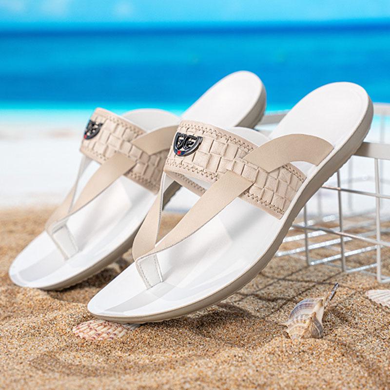 

Мужчины, носящие шлепанцы летом, выглядят повседневно, просто и универсально, в шлепанцах и нескользящих пляжных спортивных сандалиях 45