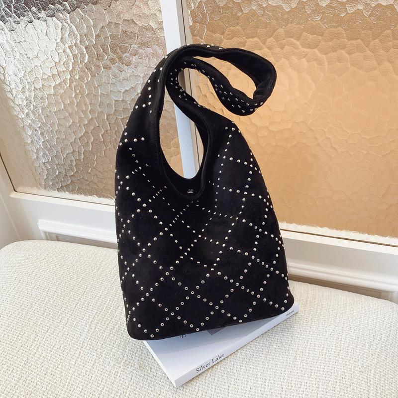 

Frosted retro bag women s new summer versatile rivet diamond shoulder bag popular bucket bag чёрный