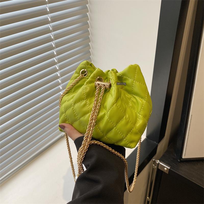 

Нишевый дизайн женская сумка-ведро кроссбоди на цепочке с ромбовидным узором - весенняя мода 2024 зелёный