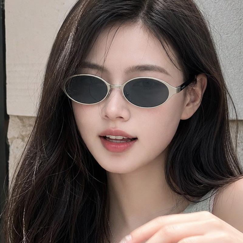 Retro-style, slimming sunglasses for women, new design, with a sophisticated and trendy oval frame GM Sunglasses catwalk, posing, and sun visors for