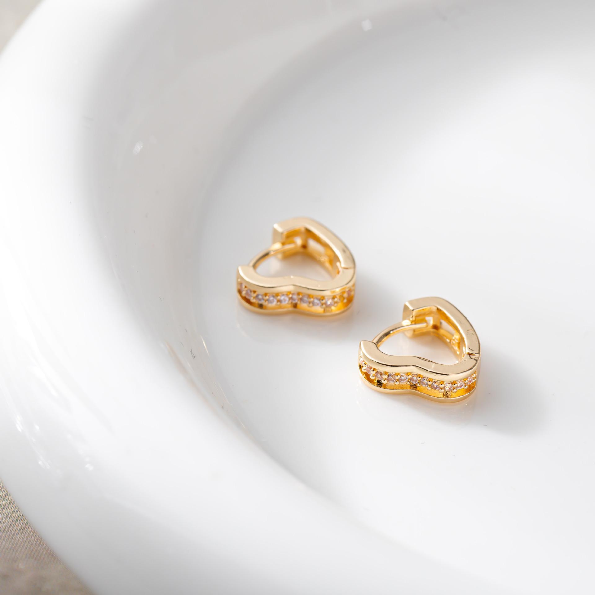 European  American Luxury Zirconia Heart Ear Cuffs: Fashionable, Simple, Versatile Earrings for Women.