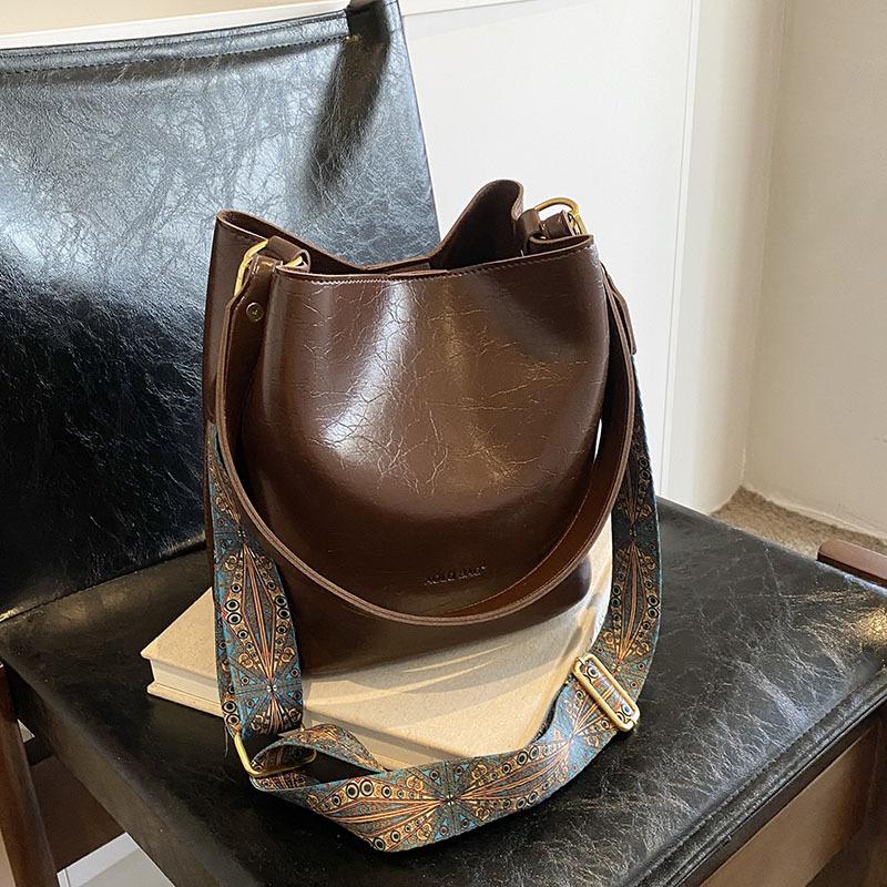 Wholesale Bags Women's 2025 Autumn New Fashion Shoulder Bag Commuting To Work Soft Leather Large-capacity Bucket Bag