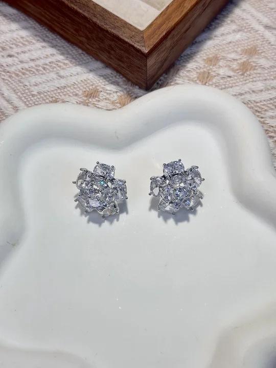 

Korean version of fashion stud earrings, femininity, snowflake diamonds, sweet and cool style, versatile flowers, exquisite stamens,high-end earrings.