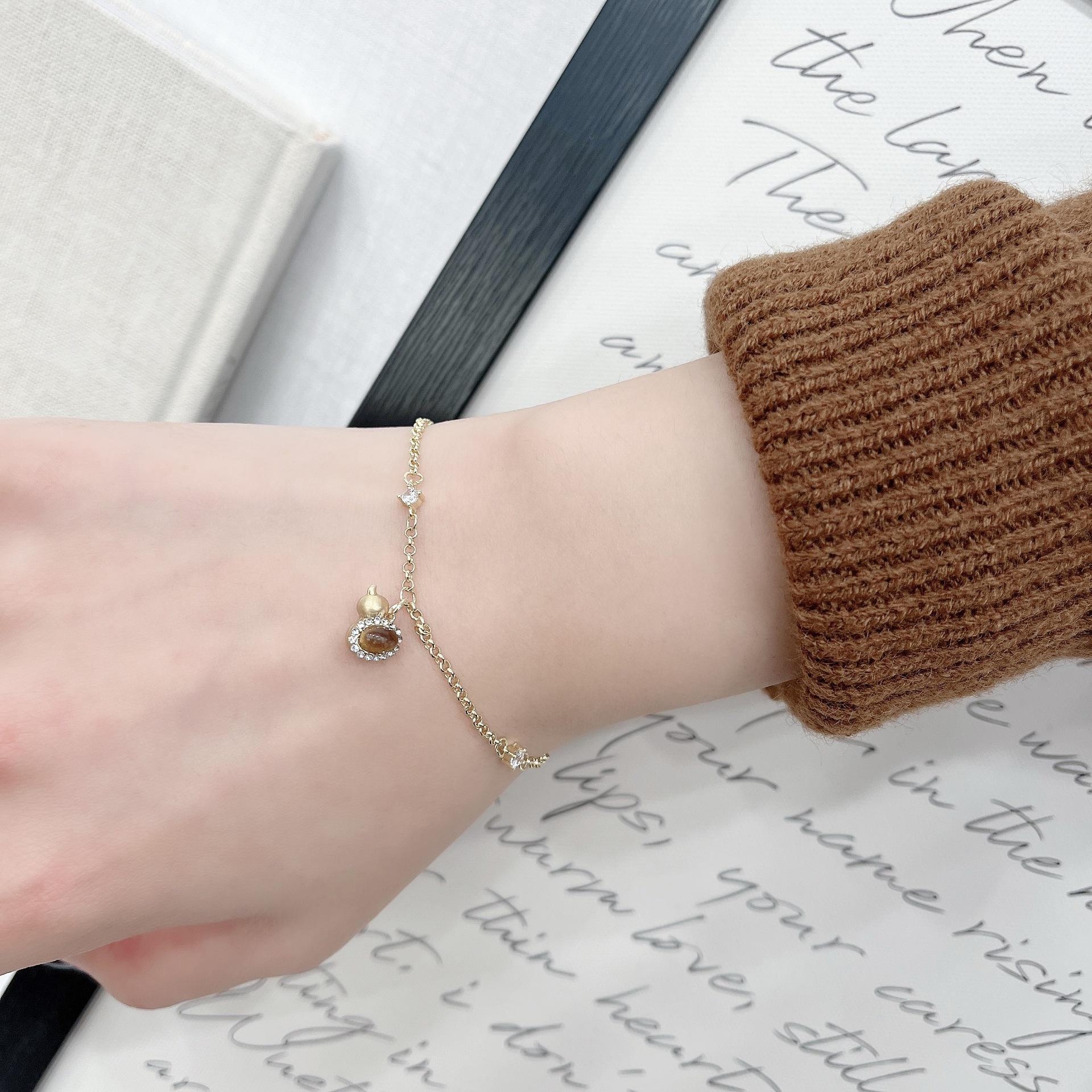 

Комплект из ожерелья и браслета с розово-красным тигровым глазом 2024 г.: Легкая роскошная высококачественная цепочка для свитера для женщин S0437 Tiger Eye Gourd Bracelet красный