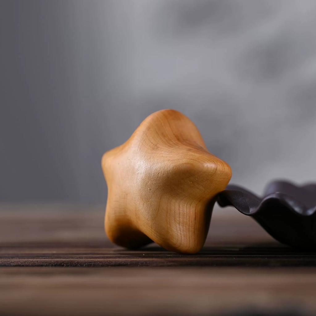 Handgeschnitzte Zypressenfigur - Einzigartiges Holzgeschenk für Büro-/Buddhistische Altar-Dekoration