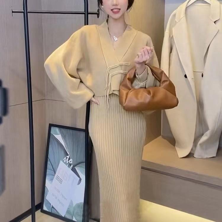Ensfarvet V-hals Strikket Dress Dame 2025 Høst og Vinter Mild Langermet Cardigan Topp Allsidig Løs Genser Medium og Lang Skjørt