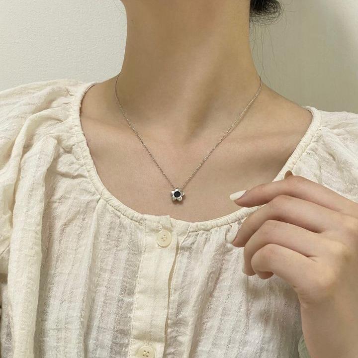 Su Chuang S925 Sterling Silver Black Diamond Plum Blossom Necklace for Women, Elegant Light Luxury Versatile Clavicle Chain