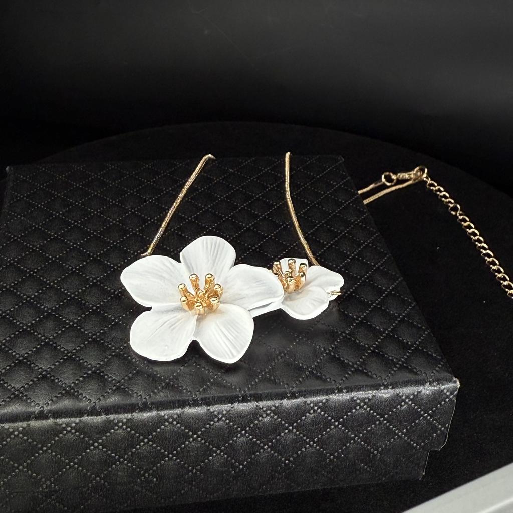 1pc Adjustable White Floral Necklace, Elegant & Versatile, Suitable For Women Everyday Wear, Vacation, Party And As Gift