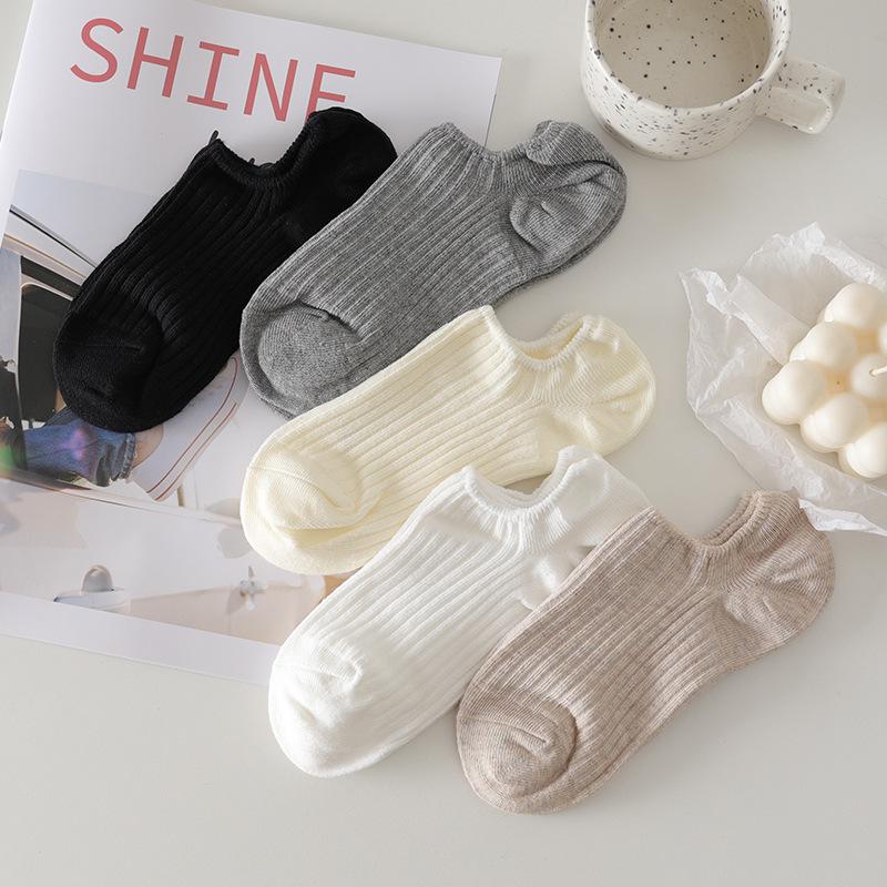 Șosete scurte de vară pentru femei, antiderapante, subțiri, invizibile, cu dungi verticale, în alb.