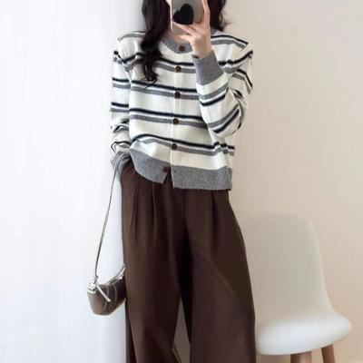 Il Nuovo Cappotto Largo e Disinvolto a Righe Color-block Autunnale e Invernale e il Top Cardigan Lavorato a Maglia Sono Versatili e Snellenti per le Donne