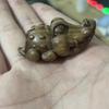 Golden Sandalwood Crocodile Small Ornament – Handheld Office Décor Petit Wood Carving Pendant Gift