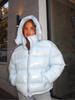 Glänzende, wattierte kurze Baumwolljacke im europäischen Stil mit Kapuze - Trend Herbst/Winter 2025