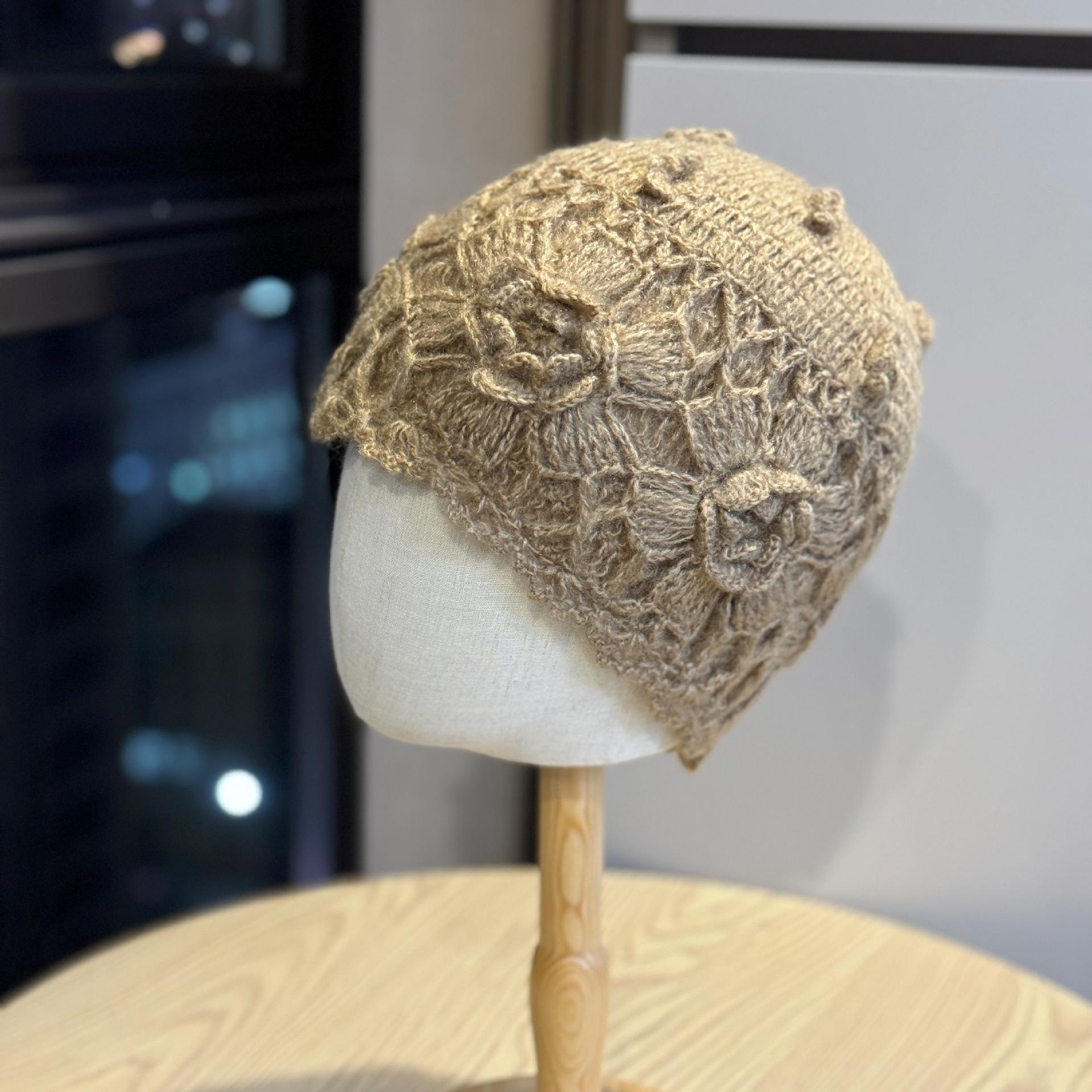 Корейская версия милой кружевной шляпы-банданы с полым цветком для женщин, нишевая литературная модная универсальная вязаная крючком шапка ручной работы one size