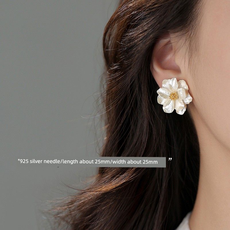 

[Xiangnan] 999 Silver Camellia Stud Earrings Accessible Luxury Female Niche Style 2025 New Arrival Hot-Selling Earrings Fancy Earrings 925 silver needle Camellia earrings (two price)