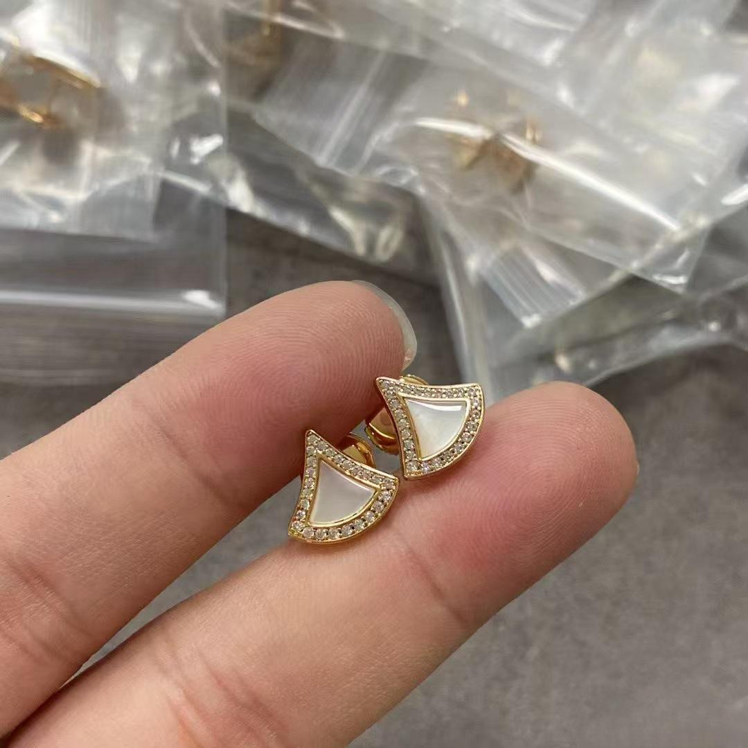 

Elegant Women s Fan-Shaped Rose Gold Dangle Earrings
