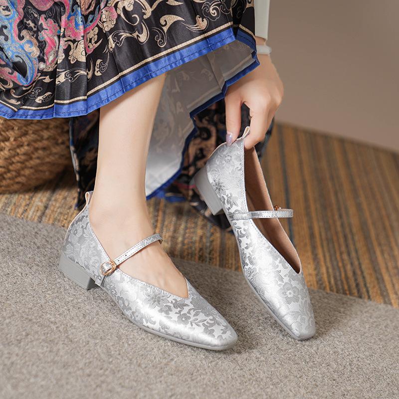 

Fashionable versatile shallow mouth single shoes women spring new retro minimalist low heel shoes square toe women s shoes 43 серебряный