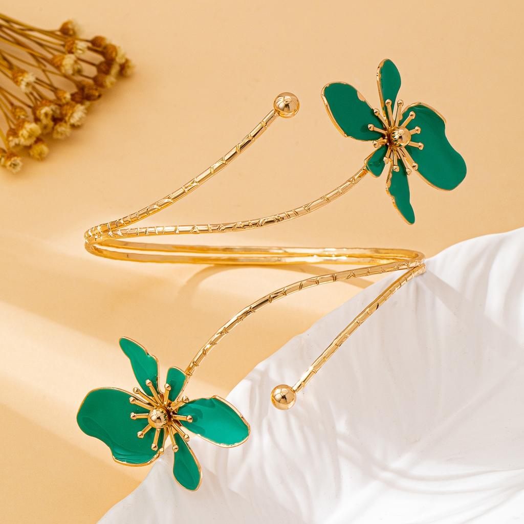 A Women's Arm Bracelet, a Three-Dimensional Flower-Shaped Arm Bracelet, Suitable for Daily Wear and Vacation Wear