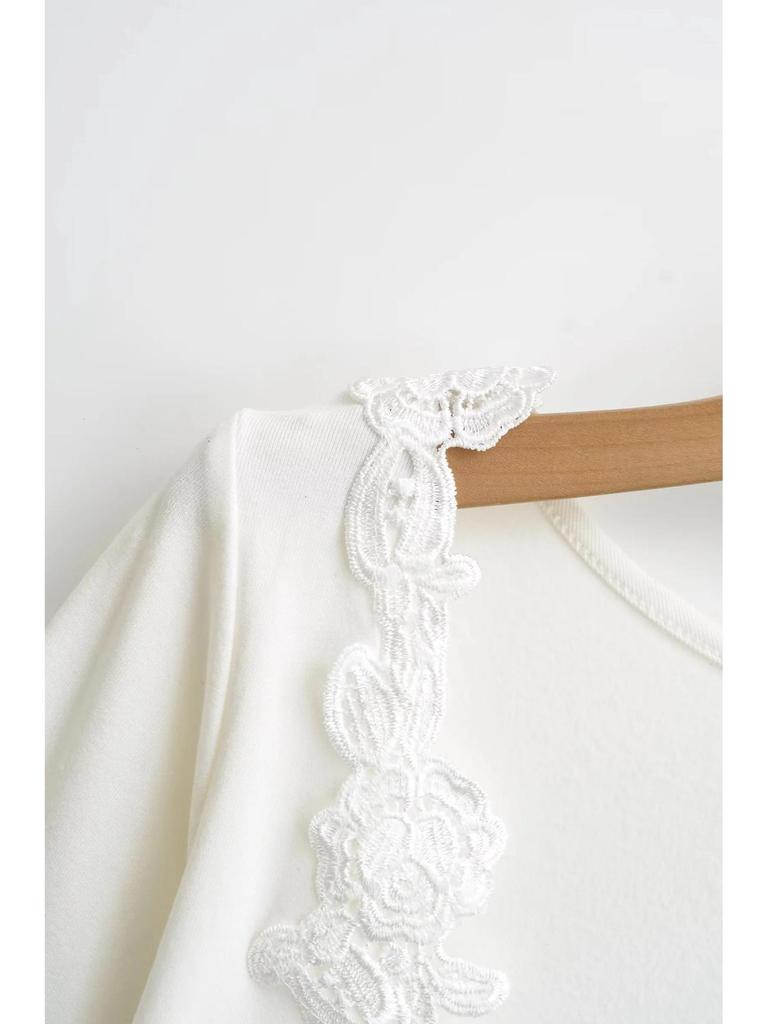 Spicy Girl Lace Patchwork Deep V-Neck Long Sleeve T-Shirt for Women - Slim Fit Brushed Base Layer for Autumn/Winter