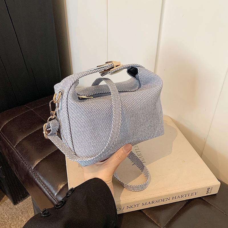 

Simple and fashionable 2024 summer popular new simple and fashionable portable small square bag trendy fashion shoulder messenger bag синій