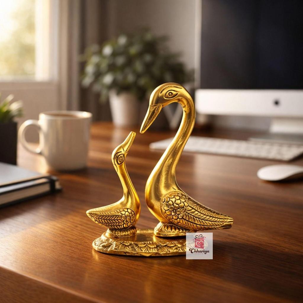 Kissing Duck Pair Showpiece for Home Decor Golden Metal Duck Couple Statue Decorative Table Accent for Living Room Office Desk Bedroom