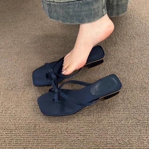 Korean slippers, new niche in the summer of 2024, sweet temperament, elegant strap, low-heeled commuter sandals
