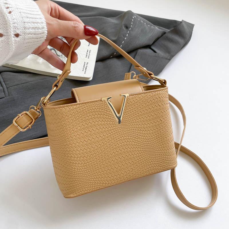 Light Luxury Fashion 2025 Autumn New Shoulder Retro Personalized Messenger Trend Women's Bag Handbag Small Bag