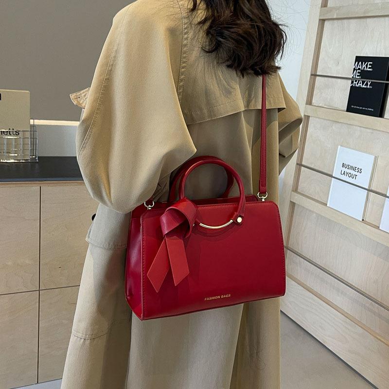 Wedding bag Textured bag Women's new messenger bag Large capacity commuting Red wedding bride portable shoulder bag