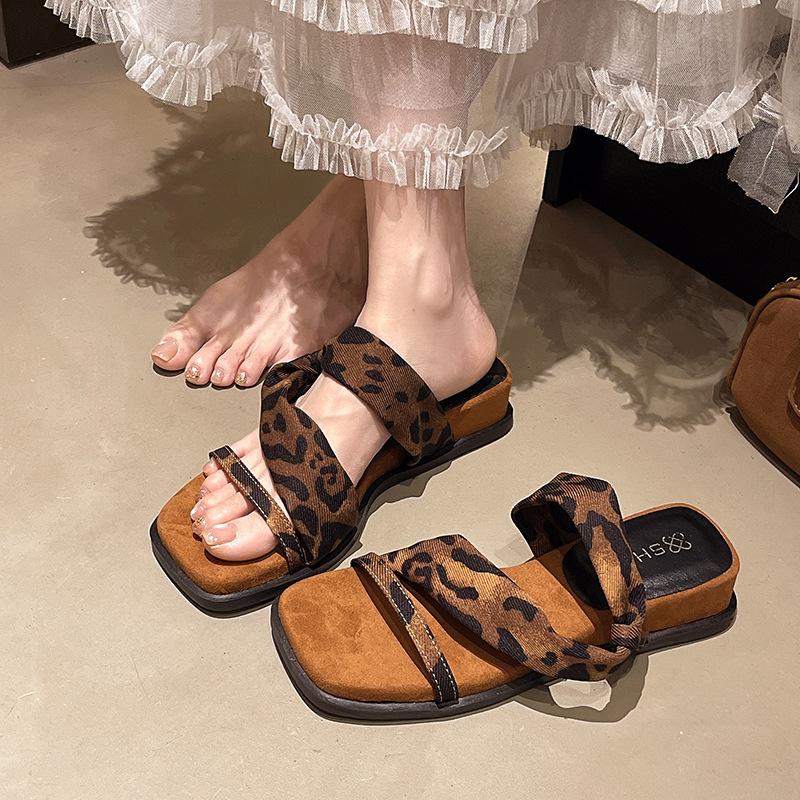 Niche design slope heel cool slippers women's outer wear 2025 summer new fashion square head open-toed thick-soled slippers