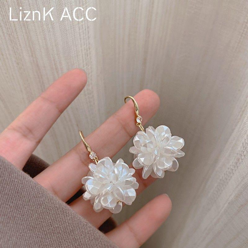 

Fancy Accessible Luxury Imitation Pearl Flower Earrings 2021 New Arrival Tide Special-Interest Design Korean Stud Earrings Women White