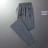 Pantaloni della tuta casual estivi da uomo in seta ghiacciata, sottili e traspiranti, con gamba dritta, tasche con cerniera e polsini.