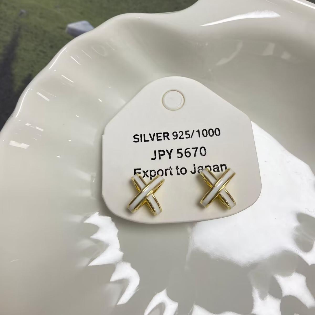 Retro Drip Glaze White Cross Earrings for Women, Elegant Niche Design, Fashionable & Stylish Studs