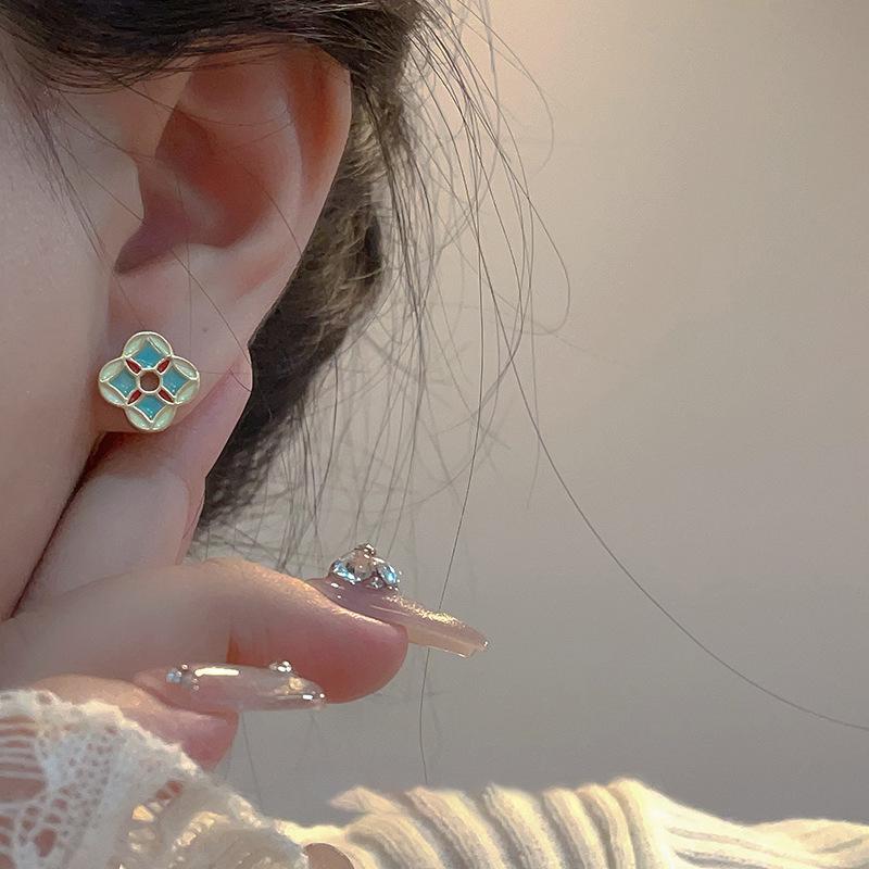 Round Flower Roulette Earrings Simple and Small Design High-end Earrings Fashion Versatile Earrings Women