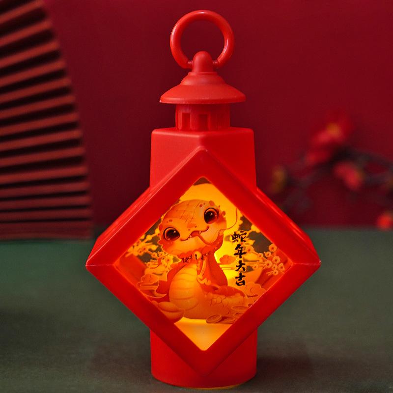 

Маленькие ручные фонарики в форме ромба, светящиеся ветровые фонари, декоративные атмосферные ветровые фонари, настольные украшения Happy Year of the Snake!