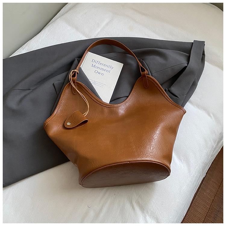 

Large capacity bag women s 2025 autumn new retro fashion simple shoulder bag niche commuter tote bag коричневый
