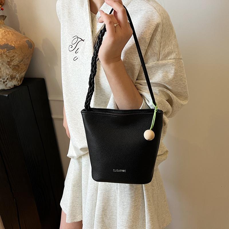 Retro Underarm Bag Women's 2025 New Simple High-end Niche Bucket Bag Fashionable and Popular Shoulder Bag