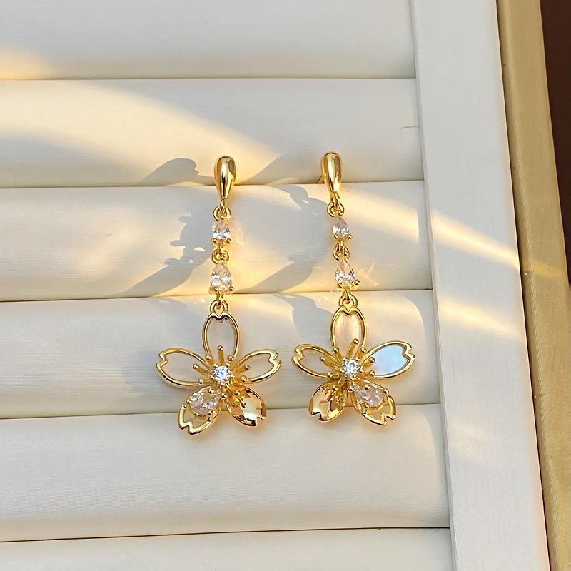 

Элегантные серьги-пусеты с цирконом в виде ажурного цветка – серебряная игла, изысканный дизайн для женщин