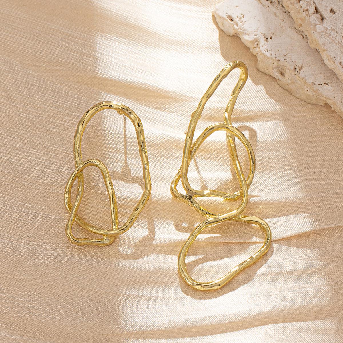 

European Style Irregular Metal Line Wrapped Earrings for Women - Elegant, Fashionable, Simple Design золотий