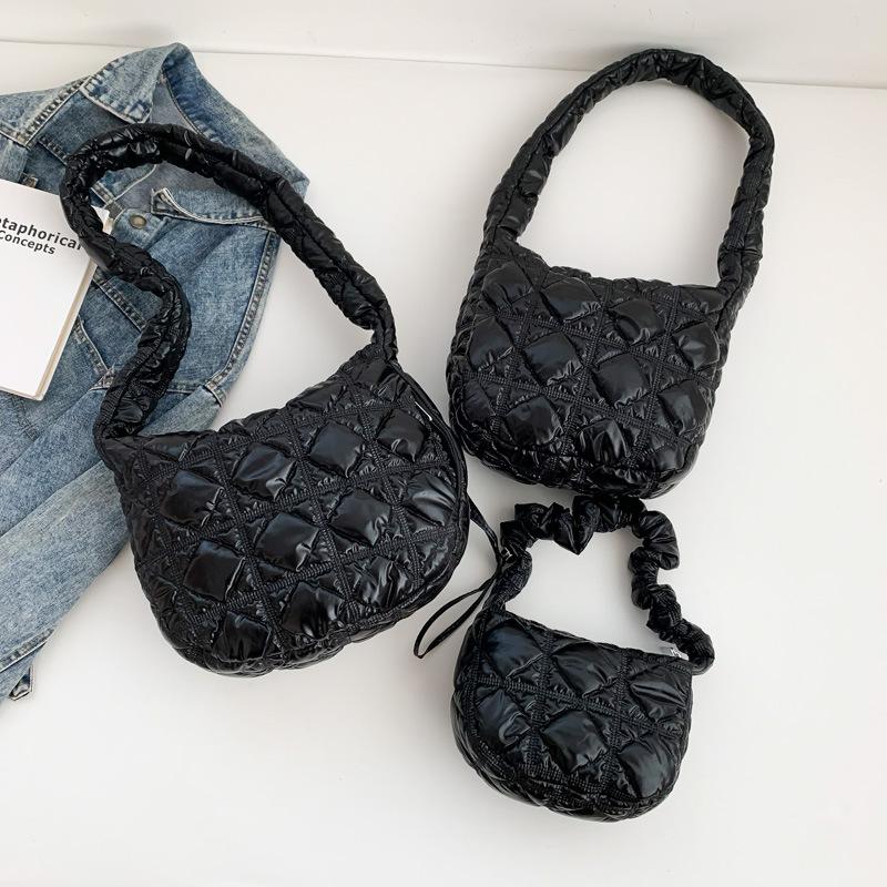 

2024 новая сумка женская нишевая женская сумка-тоут повседневная персонализированная сумка через плечо модная простая сумка-мессенджер Small чёрный