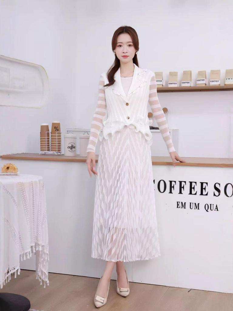 Robe Plissée à Volants Miyake avec Col Tailleur et Design Double-Boutonnage Cintrée à la Taille