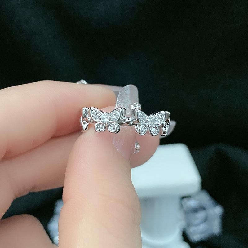 Elegancki Otwarty Pierścionek z Diamentami w Kształcie Motyla - Luksusowy i Modny Design dla Kobiet